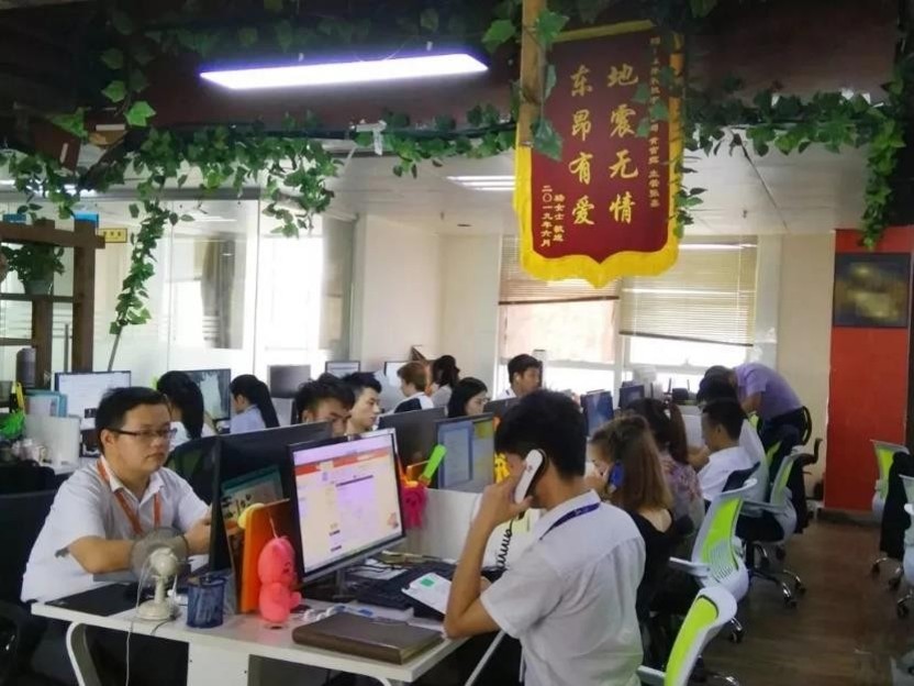 东昂科技办公团队工作场景